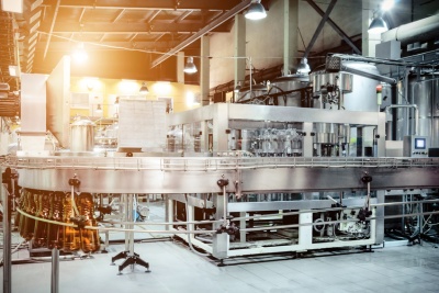 The filling machine pours beer into plastic PET bottles (© nordroden / Fotolia.com)