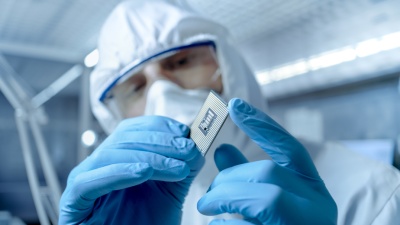 In a Secure High Level Laboratory Scientists  (© Gorodenkoff / Fotolia.com)
