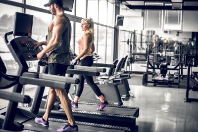 Couple doing treadmill run (© Alen Ajan / Fotolia.com)