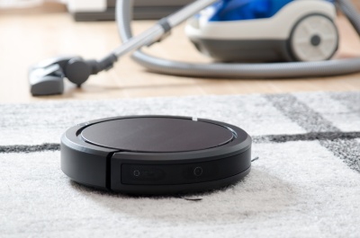 Robotic vacuum cleaner working on carpet (©  Piotr Adamowicz / Fotolia.com)